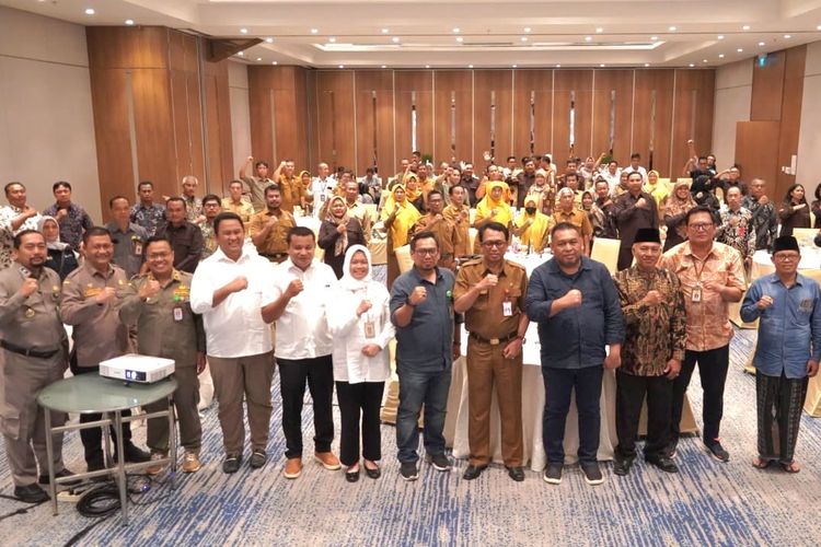 Sesi foto bersama pada Rapat Antisipasi Darurat Pangan Provinsi Jawa Timur, di Surabaya, Jawa Timur, Selasa (16/4/2024)