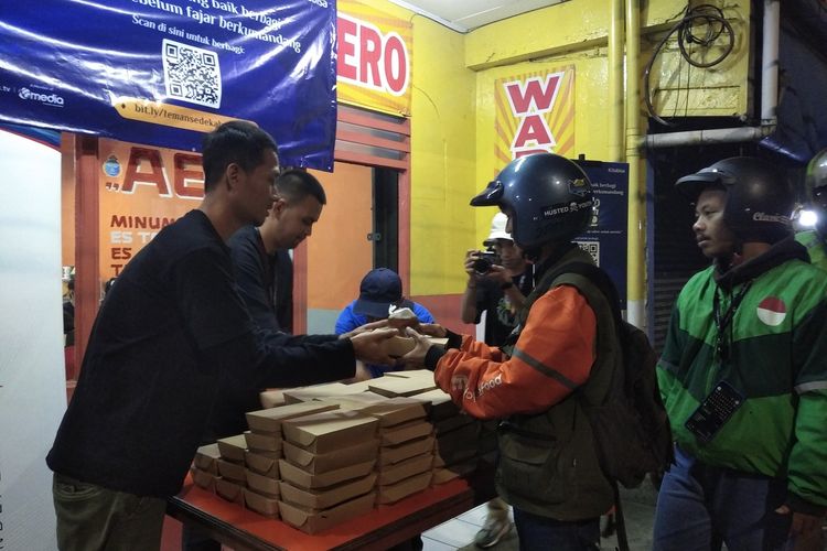 Masyarakat tengah antre makanan sahur pada kegiatan Teman Sedekah Subuh yang berlokasi di Warteg Aero, Jalan Tubagus Ismail No.2 C, Lebakgede, Kecamatan Coblong, Kota Bandung, Jawa Barat, Jumat (22/3/2024).