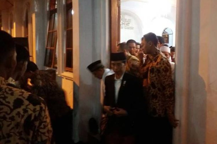 Presiden Republik Indonesia Joko Widodo atau lebih dikenal Jokowi mengikuti Shalat Tarawih di Pondok Pesantren Cipasung, Kabupaten Tasikmalaya, Jawa Barat, pada Jumat (9/6/2017) malam.