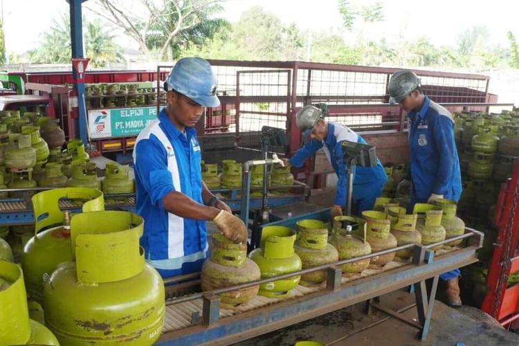 Menjelang Hari Raya Idul Adha, Pertamina Patra Niaga Regional Sumbagsel menambah pasokan 400.000 tabung gak tiga kilogram di Sumsel.