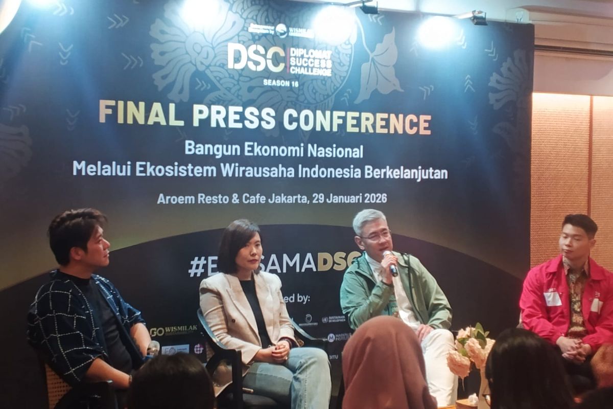 Program Initiator DSC, Edric Chandra (kiri); Founder Kebab Turki Baba Rafi & CEO PT Nava Sari Kreasi, Nilamsari (kedua dari kiri; Ketua Dewan Komisioner DSC, Surjanto Yasaputera (kedua dari kanan); serta Best of The Best DSC Season 16, Jonathan Holyanto (kanan) saat menghadiri Final Press Conference Diplomat Success Challenge (DSC) Season 16 di Jakarta, Kamis (29/1/2026).