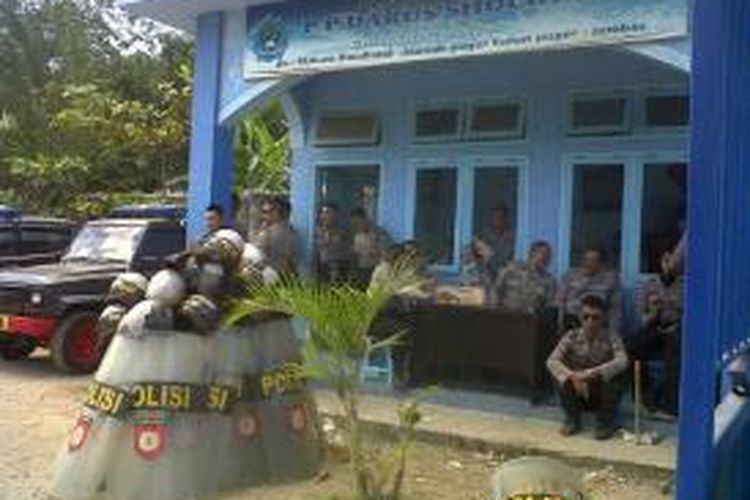 Polisi Masih Berjaga- jaga di Kompleks Pondok Pesantren Darus Sholihin, Desa Puger Kulon Kecamatan Puger, Jember, Jawa Timur, Jumat (13/9/13)