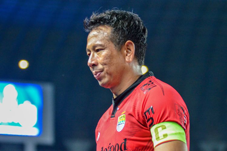 Kiper Persib I Made Wirawan mengawal gawang Persib Bandung dalam laga melawan PSIS Semarang, Sabtu (13/8/2022) di Stadion Gelora Bandung Lautan Api (GBLA). Kemenangan pertama di Liga 1 2022-2023 mampu diraih saat ia tampil.