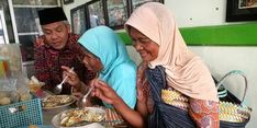 Ketika Ganjar Ajak Pengemis Makan Siang dan Selawat Bersama