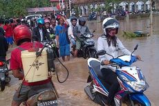Jalan Penghubung Bone-Sinjai Tergenang Banjir, Warga Balik Arah