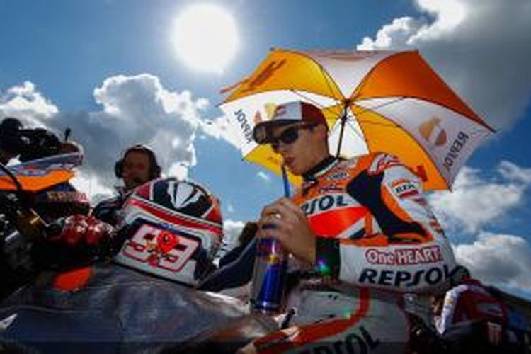 Pebalap Repsol Honda asal Spanyol, Marc Marquez, bersiap sebelum melakukan start pada GP Inggris di Sirkuit Silverstone, Minggu (31/8/2014).