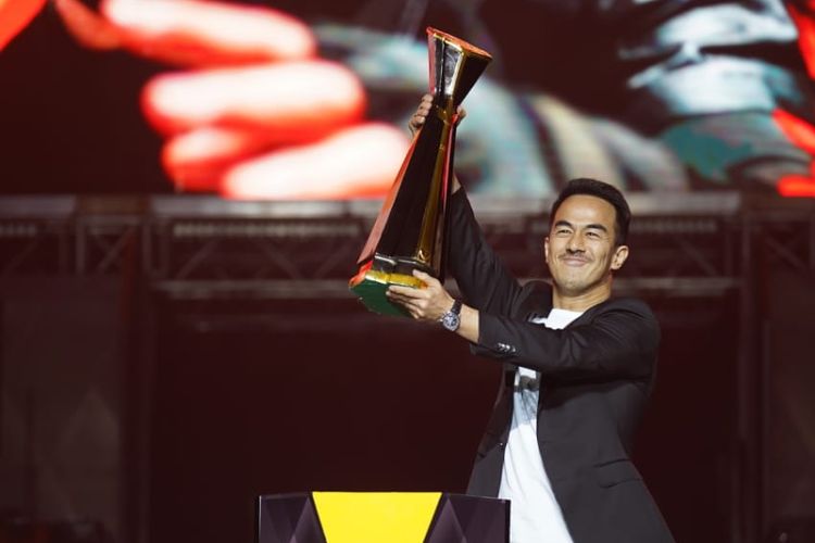 Joe Taslim saat memegang trofi Free Fire Indonesia Master (FFIM) 2020 di Tennis Indoor Senayan, Minggu (15/3/2020). Joe Taslim akan menjadi karakter Indonesia pertama di Free Fire dengan nama Jota yang dirilis Senin 16 Maret 2020.