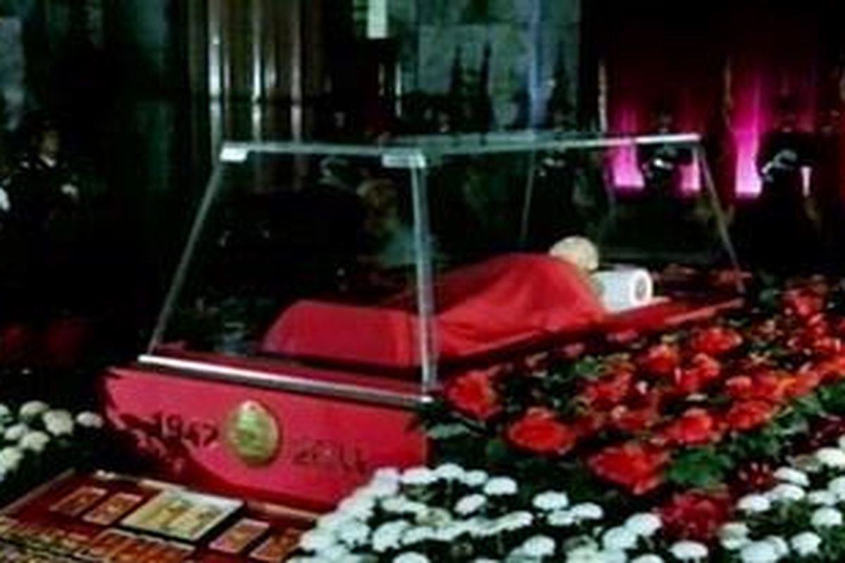 Jenazah pemimpin Korea Utara Kim Jong-il disemayamkan di Kumsusan Memorial Palace di Pyongyang, Selasa (20/12/2011).