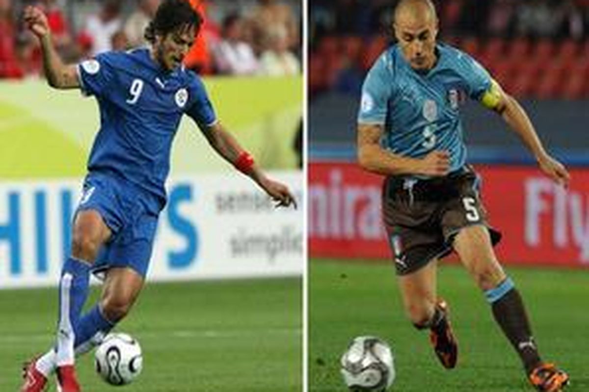 Striker Paraguay Roque Santa Cruz (kiri) akan berada kehebatan dengan bek Italia Fabio Cannavaro (kanan), ketika Italia bertemu Paraguay pada laga perdana penyisihan Grup F Piala Dunia 2010, Selasa (15/6/10) dinihari WIB.