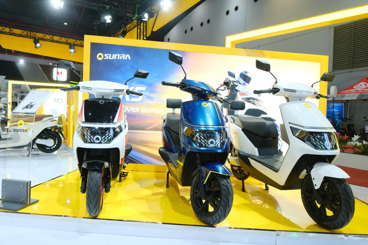 Produsen motor listrik Sunra memperkenalkan beberapa produknya di Jakarta Fair 2024.