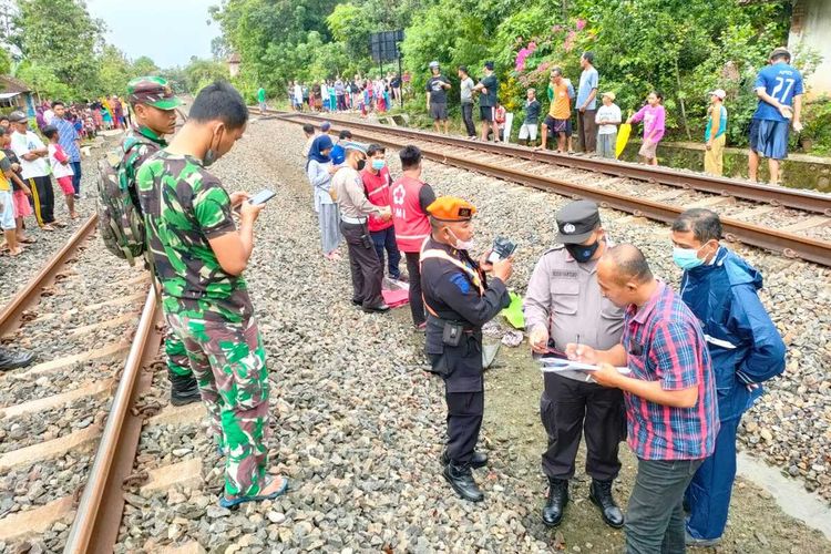 Relawan PMI Kulon Progo evakuasi korban tewas tertemper kereta api di perlintasan sebidang tanpa palang pintu di Pedukuhan Bantar Wetan, Kalurahan Banguncipto, Kapanewon Sentolo, Kabupaten Kulon Progo, Daerah Istimewa Yogyakarta. Korban adalah lanjut usia 92 tahun.