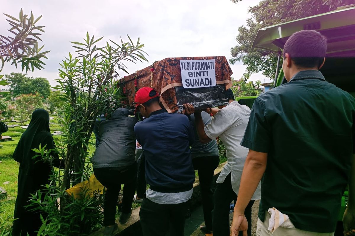 Jenazah salah satu korban pembunuhan di Bekasi Utara, Yusi, tiba di Tempat Pemakaman Umum (TPU) Malaka, Kelurahan Pondok Kopi, Kecamatan Duren Sawit, Jakarta Timur, Rabu (1/3/2023).