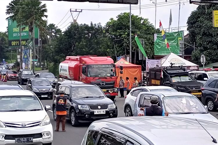 Situasi arus lalu lintas di kawasan wisata Puncak, Bogor, Jawa Barat, Kamis (11/4/2024).