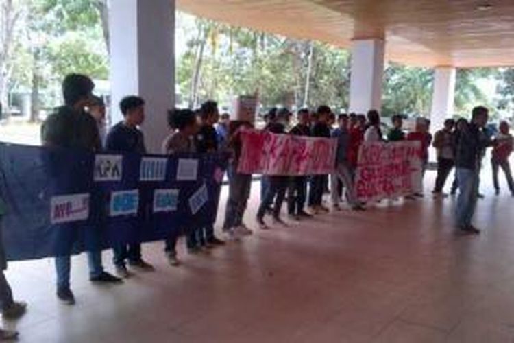 Puluhan mahasiswa dari Front Mahasiswa Anti Korupsi demo di DPRD Sultra, mendesak KPK untuk segera mengusut kasus Tindak Pidana pencucian uang (TPPU) senilar Rp. 40 miliar dari pengusaha tambang asal Taiwan, Mr. Chen.