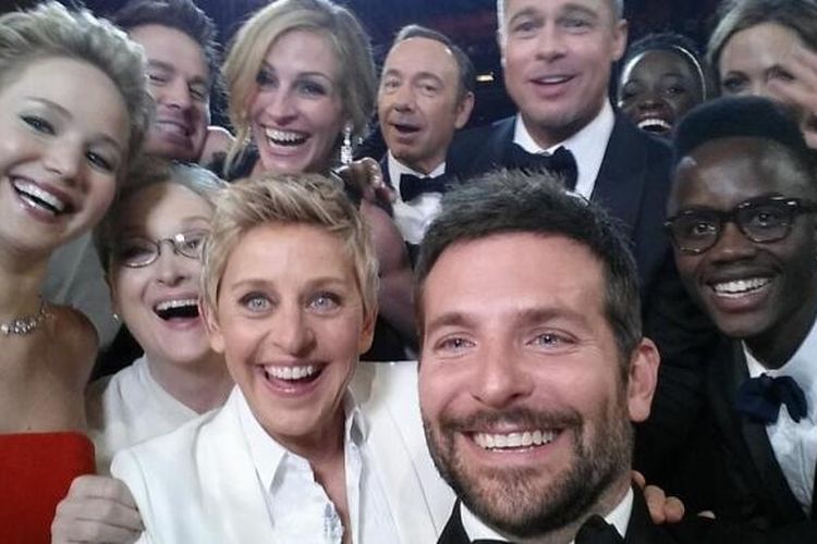 Foto selfie para selebriti yang diunggah Ellen Degeneres di akun Twitter-nya saat menghadiri Oscar 2014.
