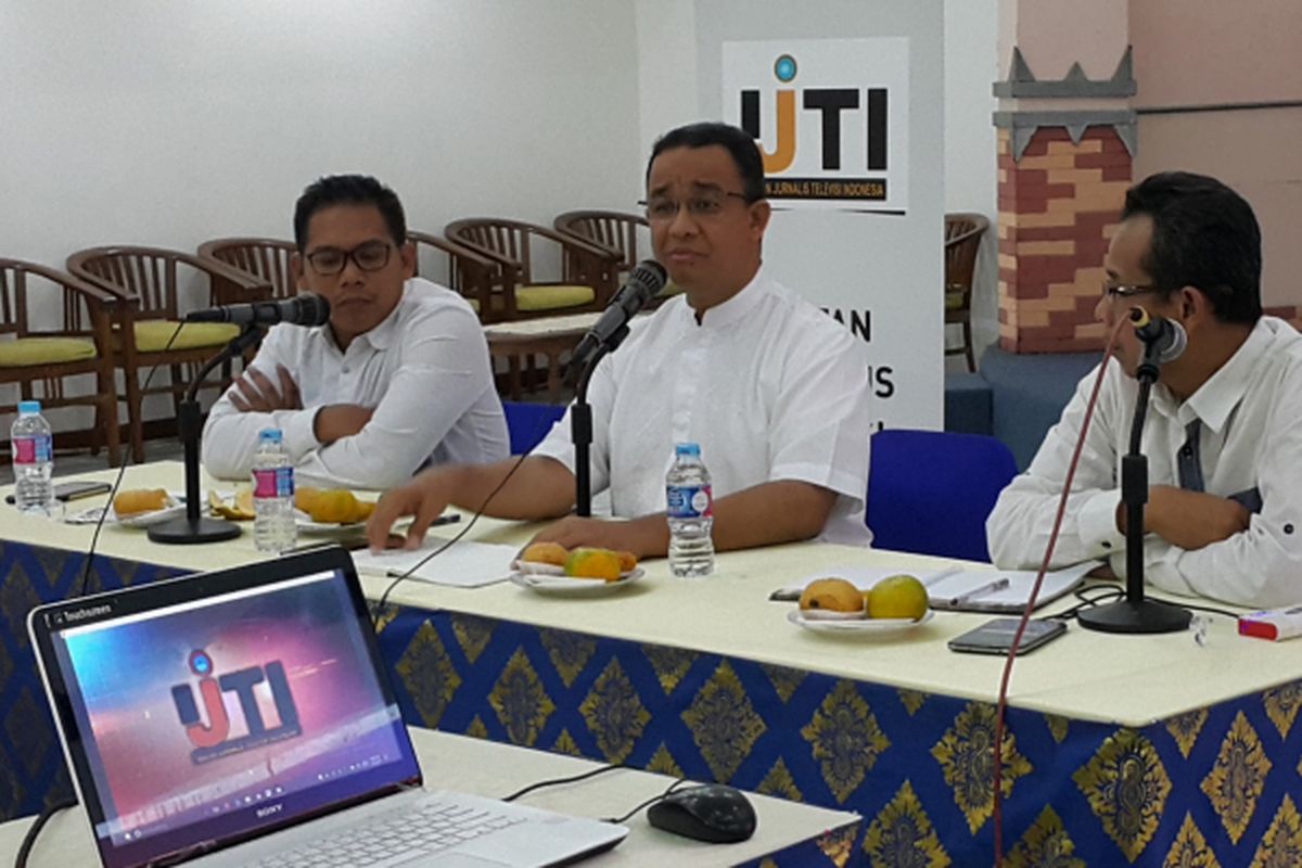 Calon gubernur DKI Jakarta Anies Baswedan menghadiri diskusi bersama Ikatan Jurnalis Televisi Indonesia (IJTI) di Gedung Dewan Pers, Jakarta Pusat, Rabu (22/3/2017) malam.