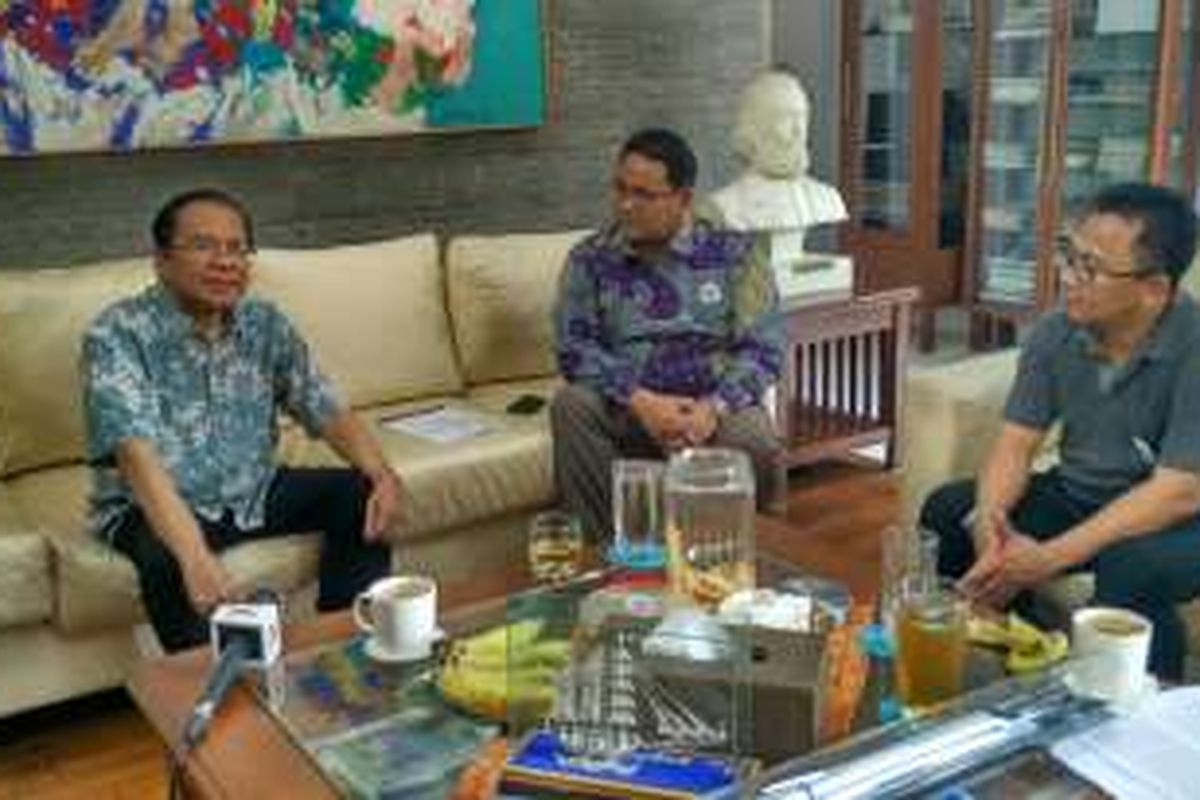 Menko Maritim dan Sumber Daya Rizal Ramli (kiri) saat menerima kedatangan bakal calon gubernur DKI Jakarta Teguh Santosa (tengah) di rumahnya di Jalan Bangka IX, Mampang Prapatan, Jakarta Selatan, Minggu (24/4/2016) sore. 