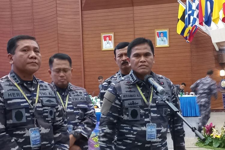 Wakil Kepala Staf Angkatan Laut Laksamana Madya Ahmadi Heri Purnomo (kiri) dan Kepala Staf Angkatan Laut (KSAL) Laksamana Muhammad Ali (kanan) di sela-sela Rapim TNI AL di Mabesal, Cilangkap, Jakarta Timur, Senin(13/2/2023).