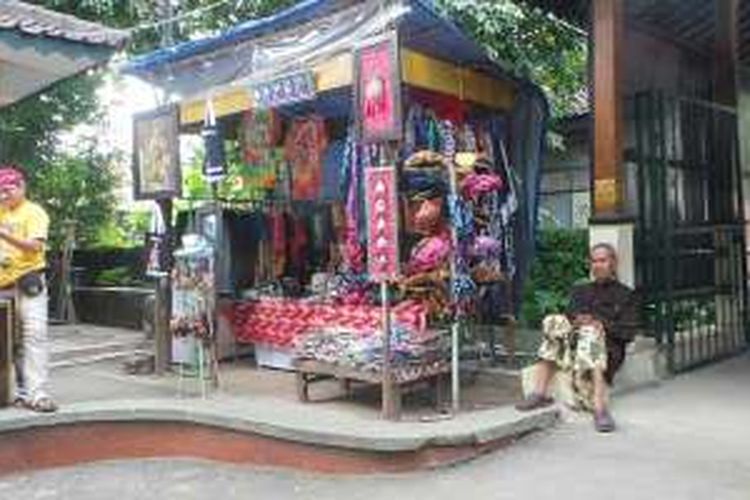 Penjualan beragam cenderamata di depan Keraton Kasepuhan Cirebon, Jawa Barat, Selasa (29/3/2016). Tersedia blankon ikat, blankon abdi dalem, kalung, gelang, sandal, kaus, lukisan kaca, hingga gantungan kunci.