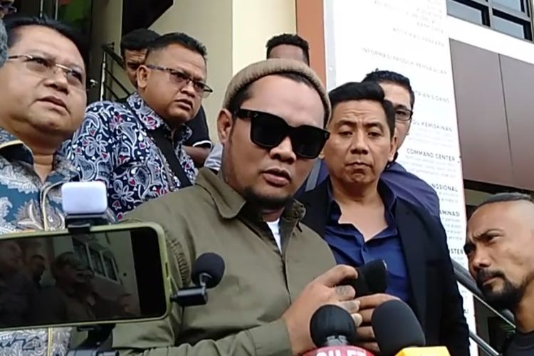 Penyanyi Virgoun memberikan pernyataan usai sidang mediasi perceraiannya dengan Inara Rusli, didampingi tim kuasa hukum di Pengadilan Agama Jakarta Barat, Rabu (7/6/2023).
