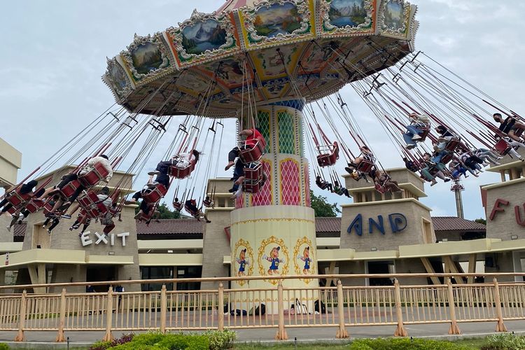 Suasana di Dunia Fantasi, Ancol Taman Impian, Jakarta Utara selama libur Natal 2022 dan tahun baru 2023. Pengelola menawarkan sejumlah acara menarik untuk keluarga selama periode tersebut. 