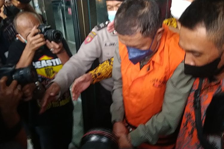 Eks Wali Kota Yogyakarta Haryati Suyudi menggunakan rompi tahanan KPK di Gedung Merah Putih KPK, Jakarta, pada Jumat (3/6/2022). 