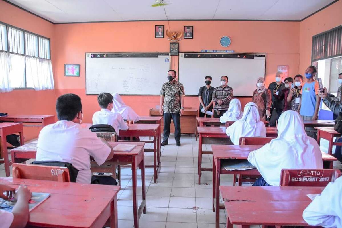 Wakil Bupati Karawang Aep Syaepuloh saat meninjau uji coba pembelajaran tatap muka terbatas (PTMT) di SMP N 6 Karawang, Kamis (16/9/2021).