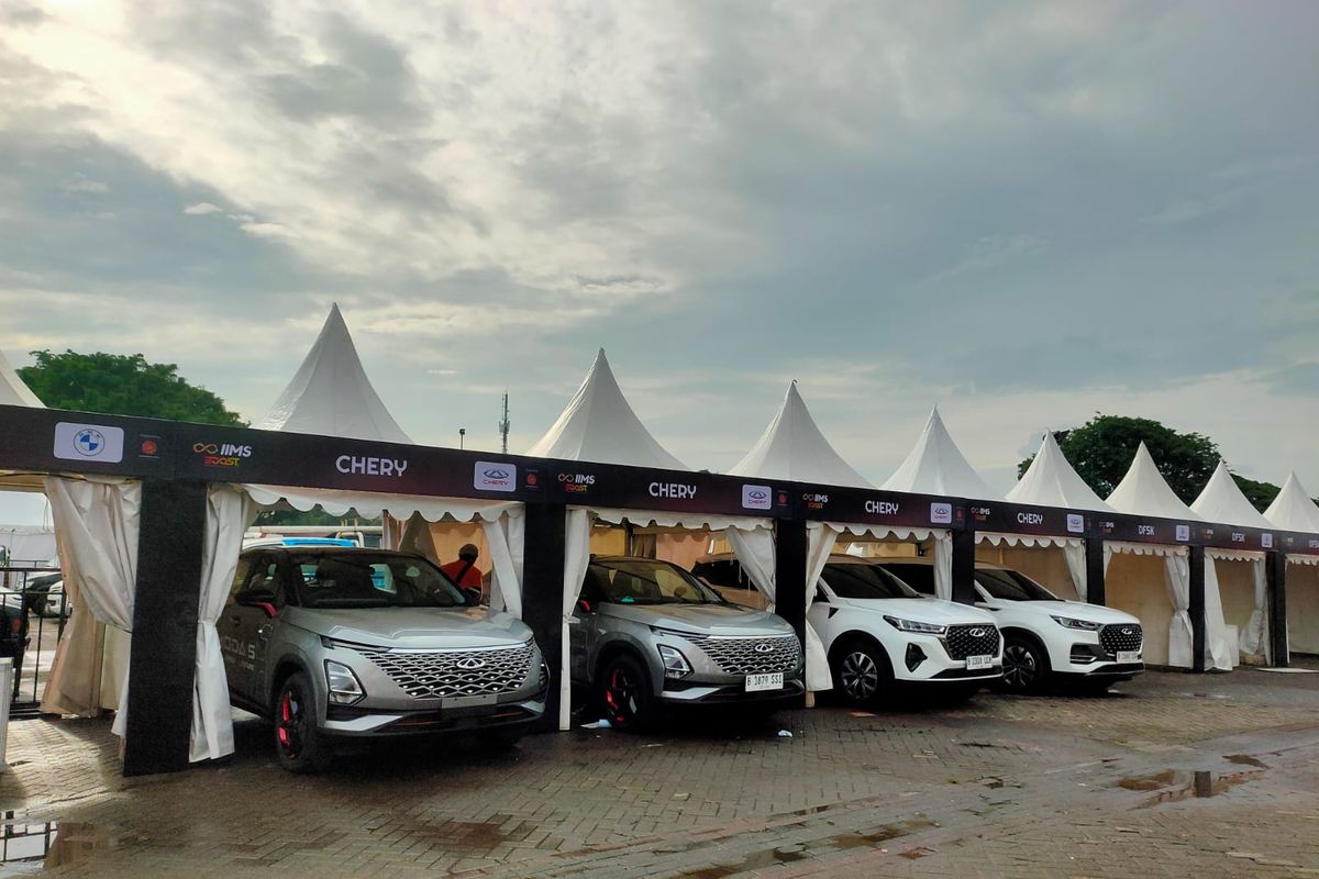 Deretan Mobil di area test drive IIMS 2023