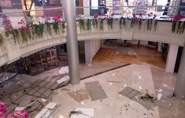 Plafon Margo City runtuh, sebabkan 4 orang luka-luka. Sumber: Damkar Kota Depok