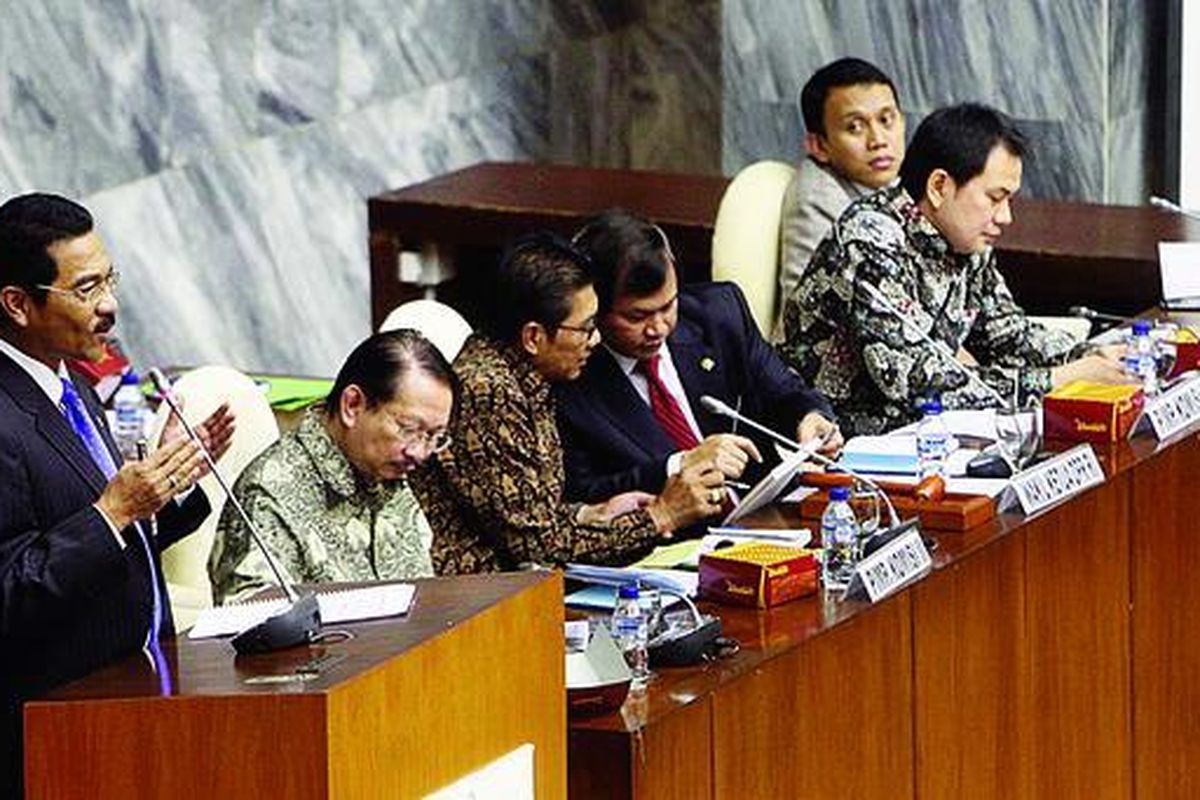 Menteri Dalam Negeri Gamawan Fauzi menyampaikan sikap pemerintah saat rapat gabungan Komisi I, III, dan VIII DPR  dengan  pemerintah dan pengurus Gereja Kristen Indonesia (GKI) Yasmin, Bogor, di Gedung DPR, Jakarta, Rabu (8/2). Rapat yang sempat tertunda tiga kali tersebut membahas polemik pembangunan gedung GKI Yasmin, Bogor.