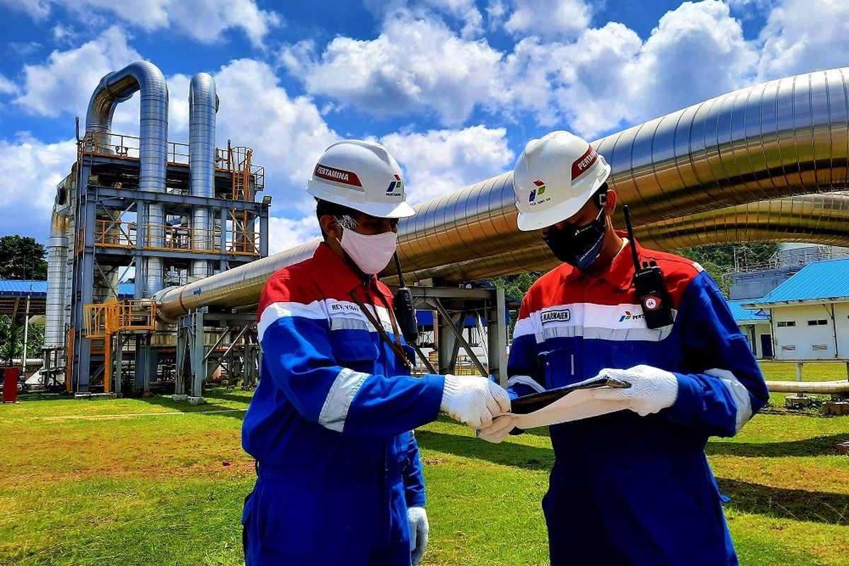 Perwira atau pekerja Pertamina dalam sebuah proyek.