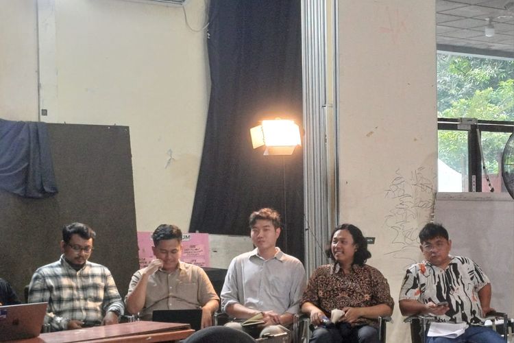 Manajer Program ELSAM Ahmad Mustafad Vauzi (kiri kedua) saat konferensi pers penolakan RUU Polri di Kantor YLBHI, Menteng, Jakarta Pusat,Minggu (2/6/2024).