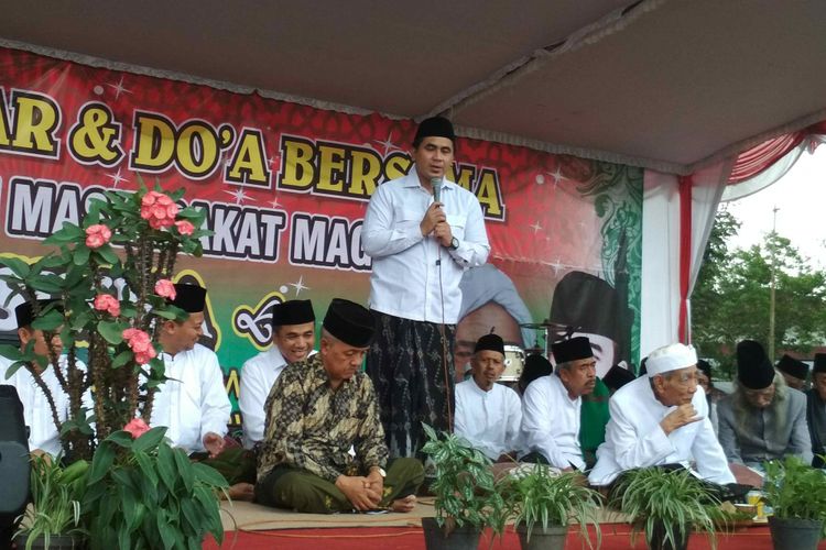 Calon Wakil Gubernur Jawa Tengah Taj Yasin Maimoen (berdiri) saat menghadiri doa bersama di Lapangan Sawitan Kota Mungkid, Kabupaten Magelang, Jumat (22/6/2018).