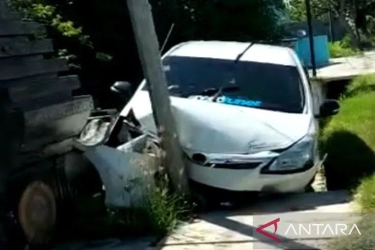 Kecelakaan tunggal Mobil Avanza di depan Kantor Koramil Sokobanah, Sampang, Jawa Timur, Senin (1/5). (Tangkapan Layar Video WhatsApp)