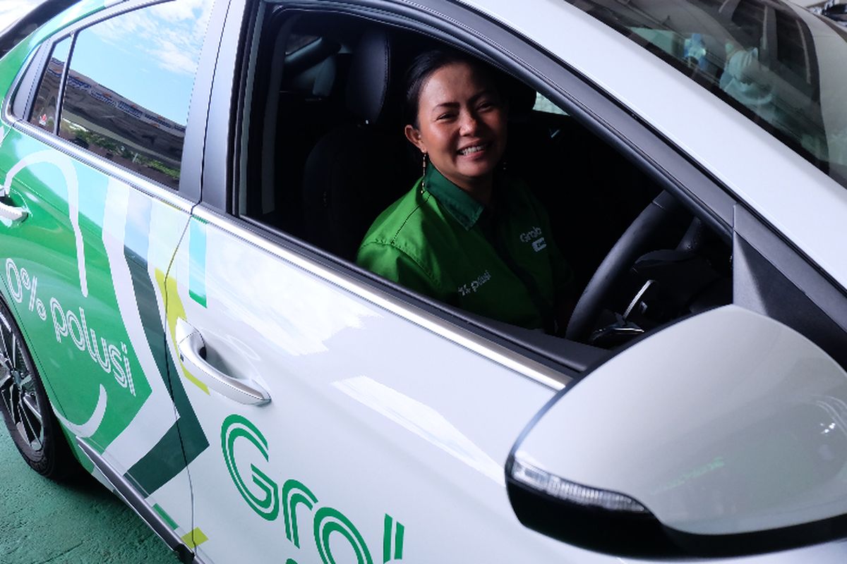 Ani Rahayu, pengemudi perempuan pertama GrabCar Elektrik saat ditemui di Gate 2 Terminal 3 Bandara Soekarno Hatta.