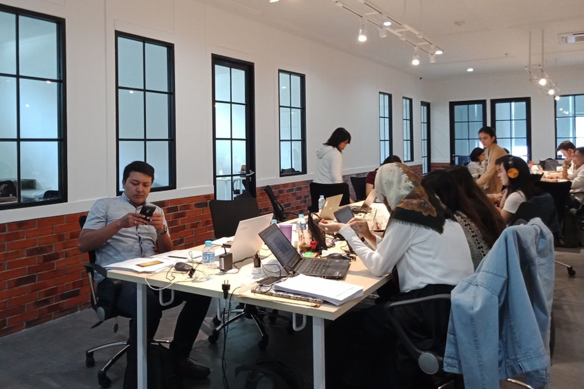 Coworking space kerjasama EV Hive dan PT Pos Indonesiayang terletak di gedung PT Pos Indonesia, Pasar Baru, Jakarta Pusat.