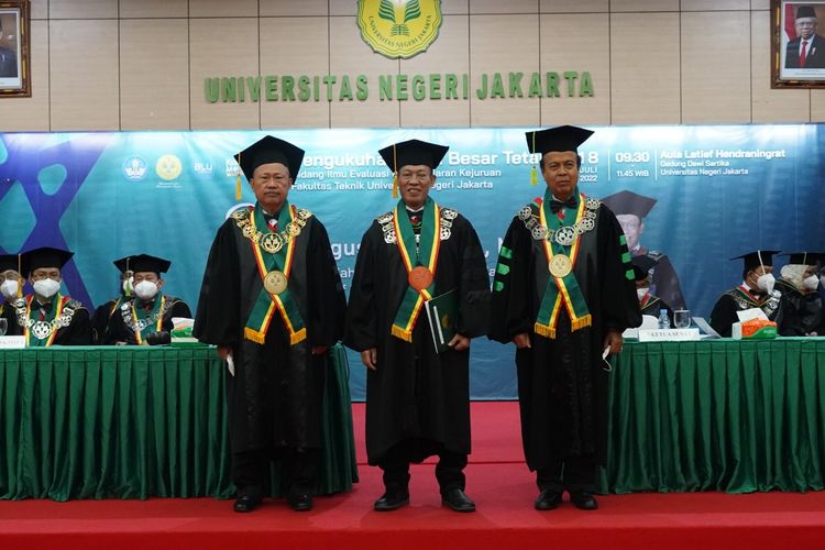 Dosen Fakultas Teknik (FT) sekaligus Wakil Rektor II UNJ, Prof. Agus Dudung (tengah) dikukuhkan menjadi guru besar pada Senin, 18 Juli 2022.