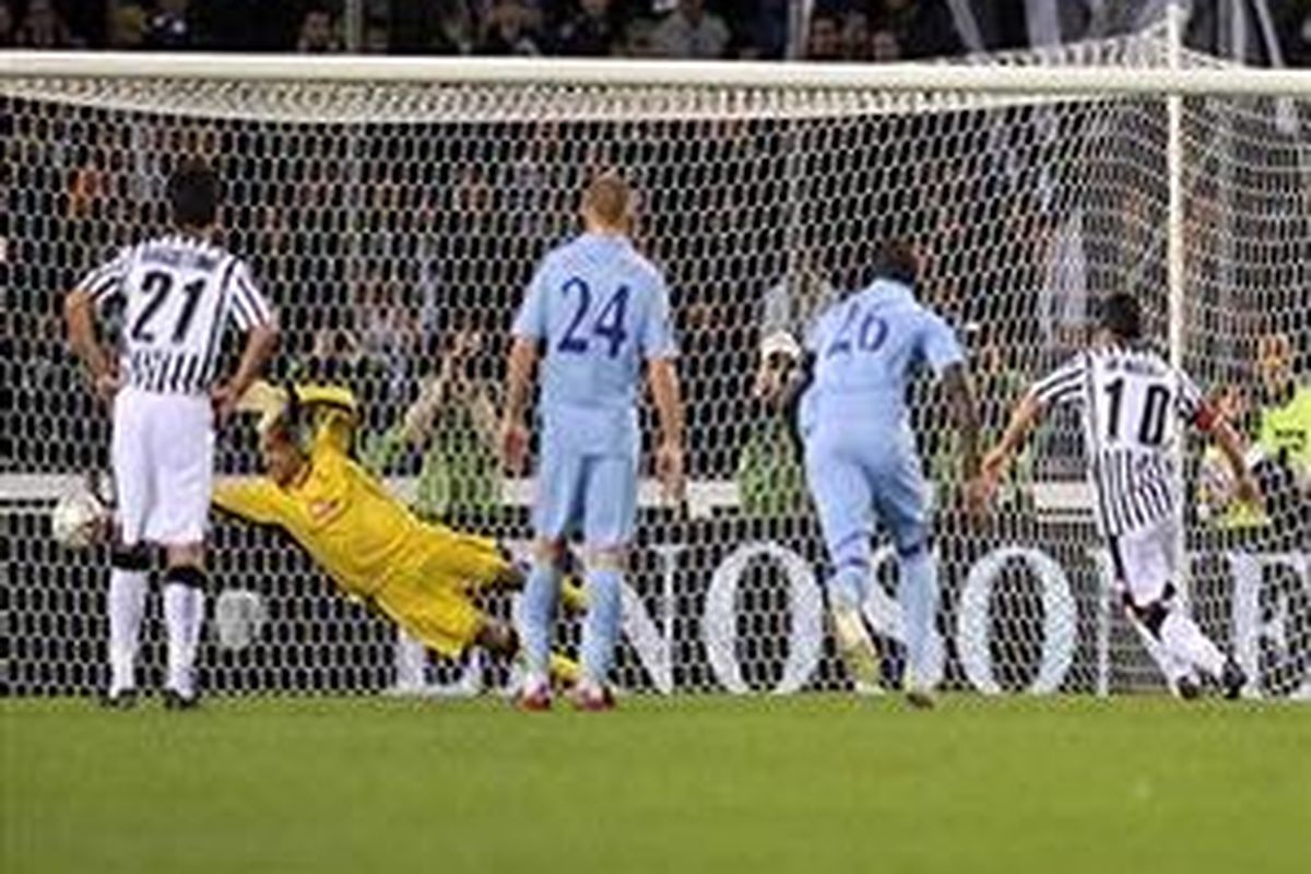 Striker Udinese, Antonio Di Natale, berhasil melakukan tendangan penalti untuk menaklukkan kiper Tottenham Hotspur, Heurelho Gomes.