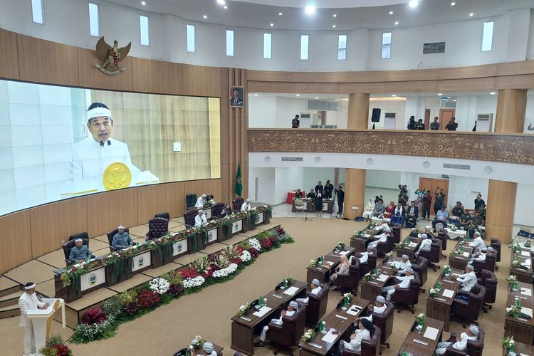 Gubernur Jawa Barat Dedi Mulyadi menghadiri Hari jadi Kabupaten Bandung Barat ke-18 di gedung DPRD Bandung Barat, Jawa Barat, Kamis (19/6/2025).