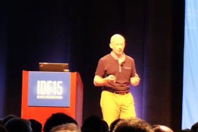 Julius Mandelblat, Intel Senior Principle Engineer menyampaikan presentasi tentang arsitektur Skylake di ajang IDF 2015 di San Francisco, AS, Selasa (18/8/2015).