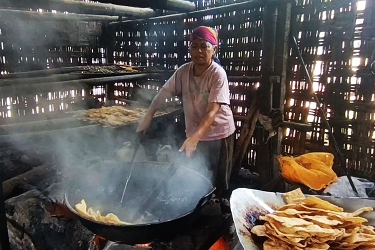 Cara Perajin Opak Magetan Tetap Menyala di Tengah Kenaikan Harga Bahan Produksi