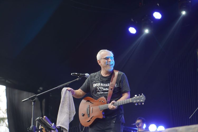 Iwan Fals melepas rindu dengan tampil di konser Bertalu Rindu Cinta yang bertepatan dengan hari ulang tahunnya yang ke-61.