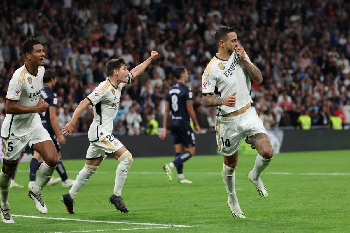 Penyerang Real Madrid, Joselu (paling kanan), merayakan gol yang ia cetak ke gawang Real Sociedad pada laga pekan kelima Liga Spanyol 2023-2024 yang digelar di Stadion Santiago Bernabeu pada Minggu (17/9/2023) malam waktu setempat. Terkini, Real Madrid akan menjamu tim debutan Union Berlin pada matchday pertama Liga Champions 2023-2024. (Foto oleh Pierre-Philippe MARCOU / AFP)