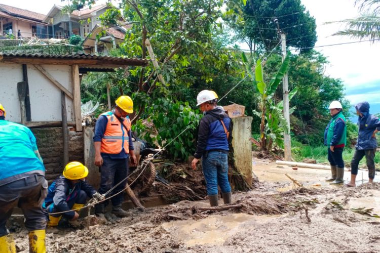 Petugas PLN mrlakukan perbaikan jaringan listrik yang terputus di Kamppung Cileles Desa Cintamanik, Kecamatan Karangtengah, Minggu (28/11/2021) siang