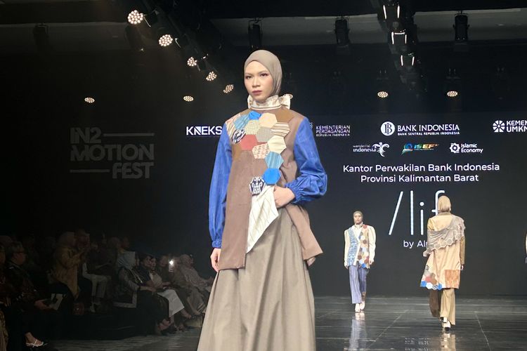Fashion show karya desainer Alif by Alma dalam pembukaan IN2MOTIONFEST 2025 di JIExpo Convention Centre & Theatre, Jakarta Utara, Rabu (8/10/2025).