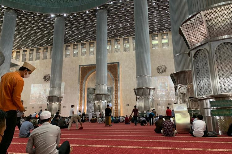 Suasana pelaksanaan shalat Jumat di Masjid Istiqlal, Jakarta Pusat pada Jumat (20/5/2022), para jemaah sebagian besar masih mengenakan masker.