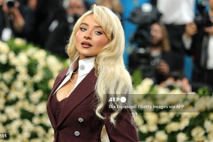 Sabrina Carpenter Tampil Bold di Met Gala 2025, Pakai Bodysuit dan Blazer Maroon