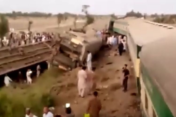 Tangkapan layar di YouTube memperlihatkan para penumpang dua kereta yang terlibat tabrakan di Pakistan bergegas keluar menyelamatkan diri.