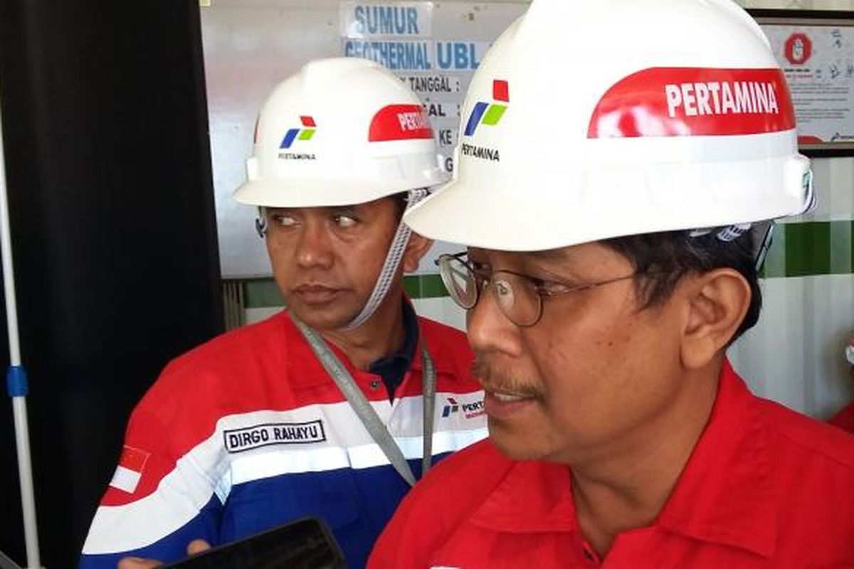 Direktur Utama PT Pertamina Geothermal Energy (PGE) Irfan Zainuddin, saat mengunjungi lokasi pembangunan proyek pembangkit listrik tenaga panas bumi (PLTP) Unit III dan IV di Ulubelu, Lampung, Senin (17/8/2015).