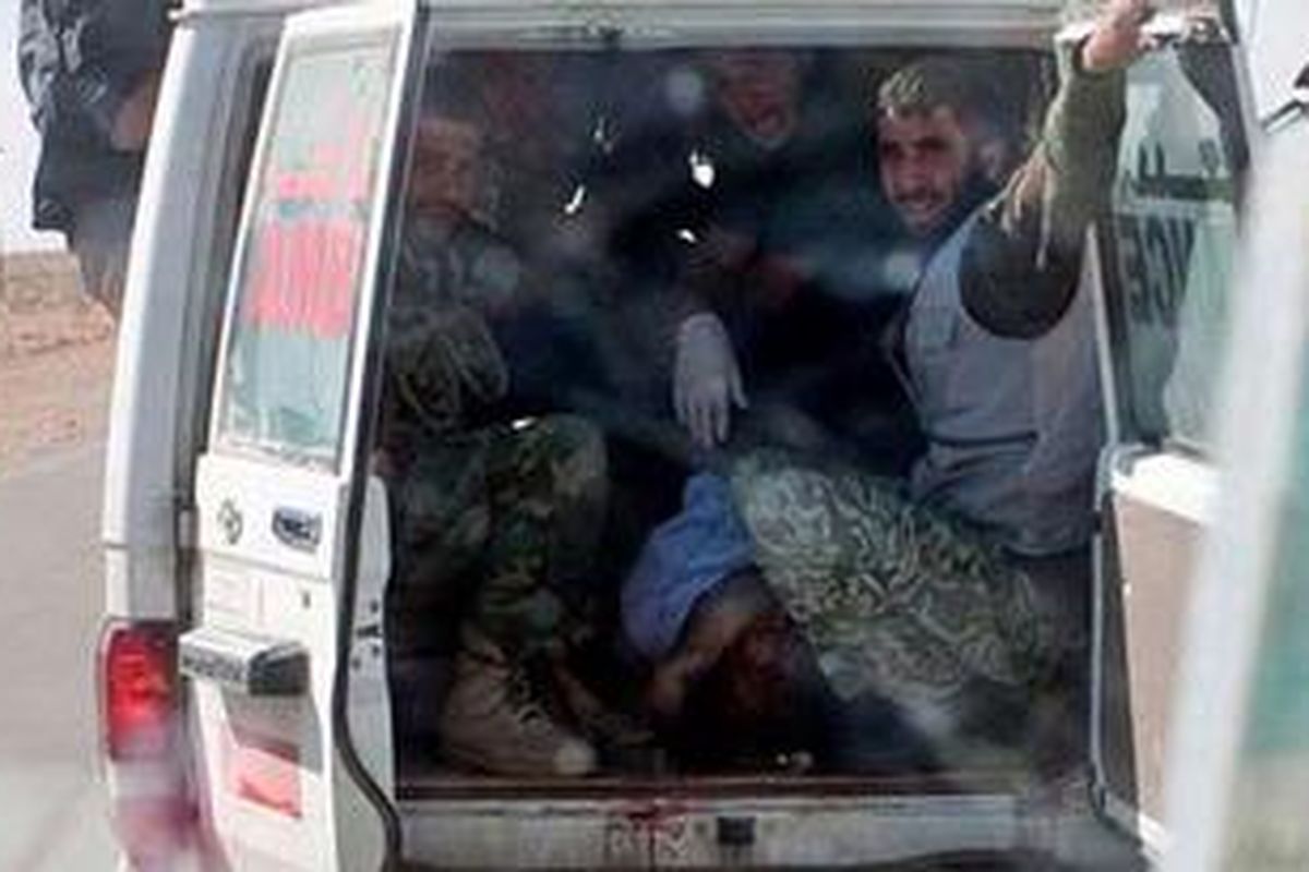 Sebuah mobil ambulans yang berisi pasukan oposisi membawa mayat Moammar Khadafy. Masih menjadi misteri siapa yang telah menembak Khadafy. Aada laporan bahwa penembaknya seorang remaja 18 tahun dari pihak oposisi tetapi ada juga yang menyebutkan, Khadafy ditembak pengawalnya sendiri agar tidak ditangkap dalam keadaan hidup.